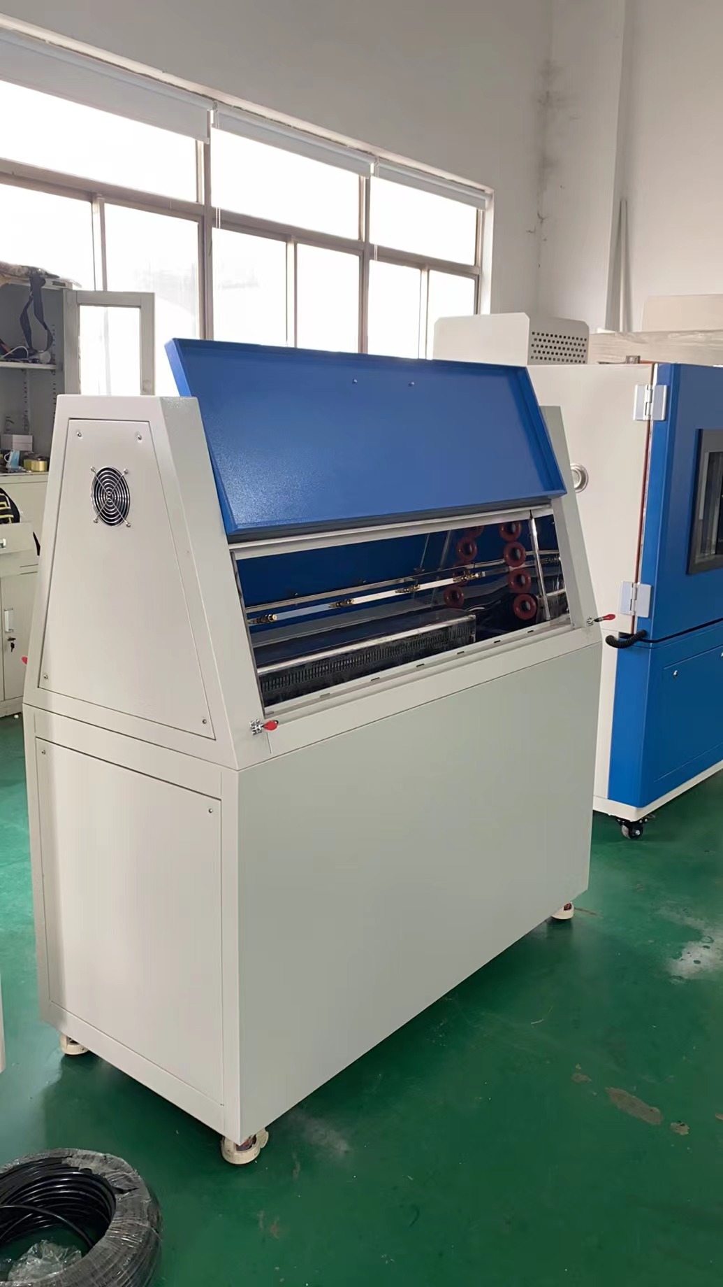 紫外老化箱示意圖