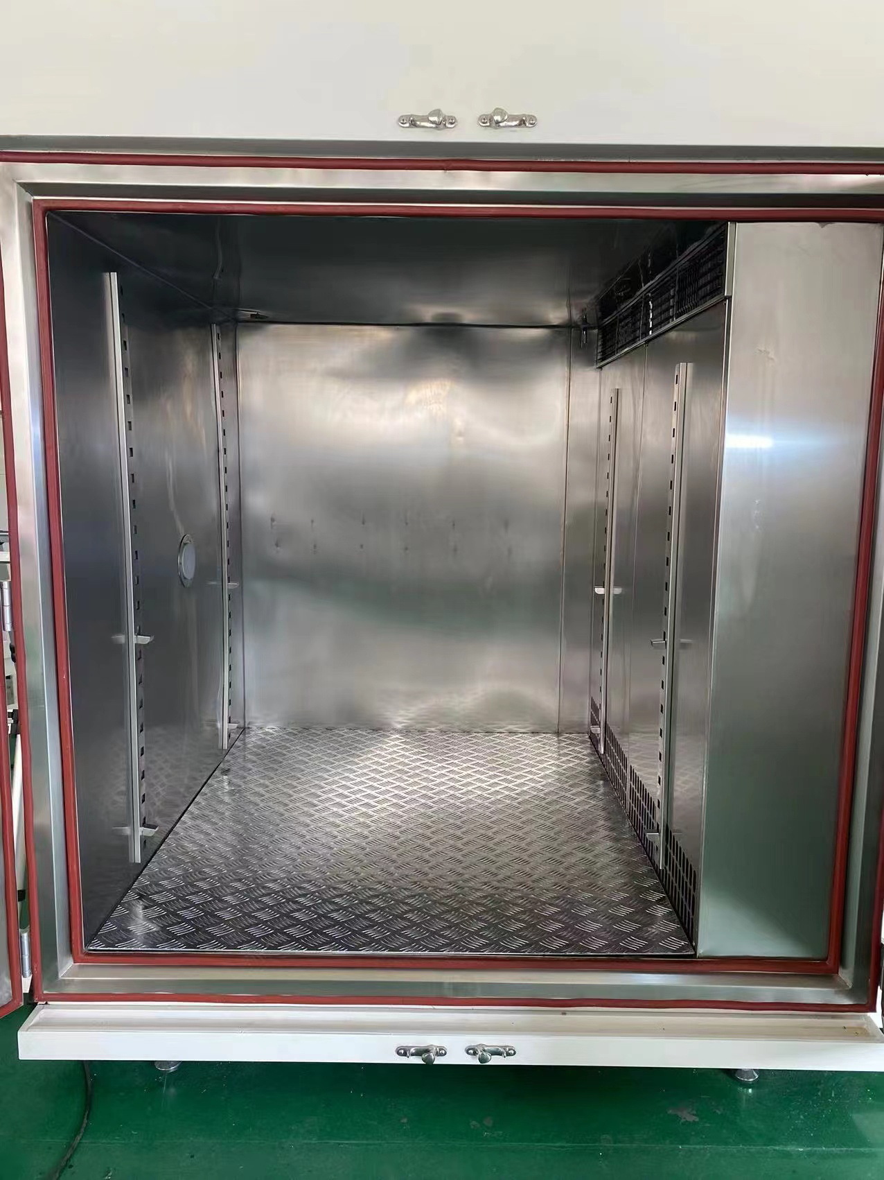 步入式試驗箱內(nèi)部示意圖