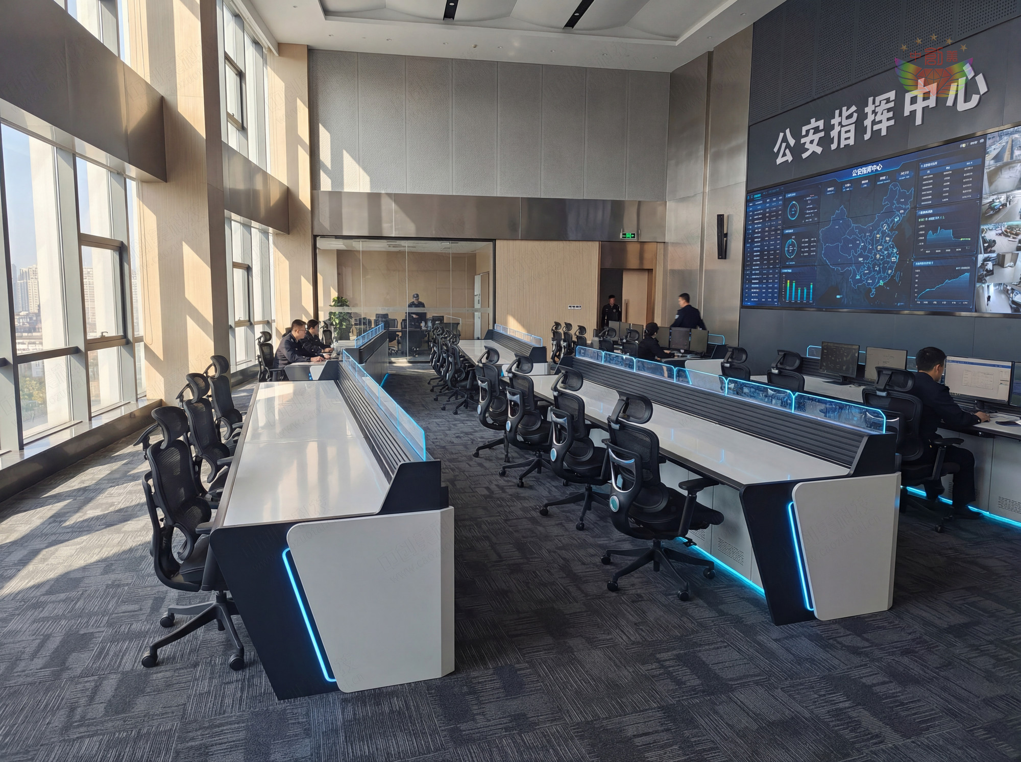 極簡流線型監控操作臺圖片