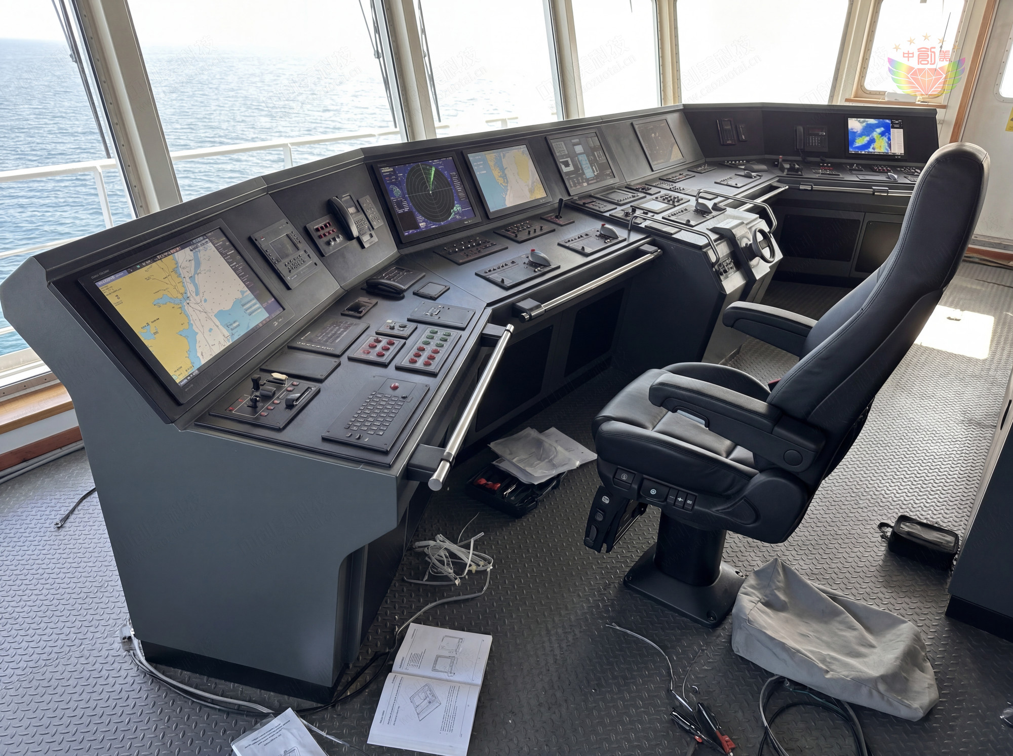 艦船駕駛室斜面操作臺圖片